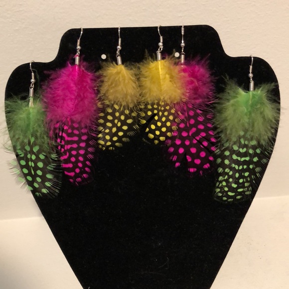 - Three sets of colored feather earrings.  Brand new - Picture 6 of 6